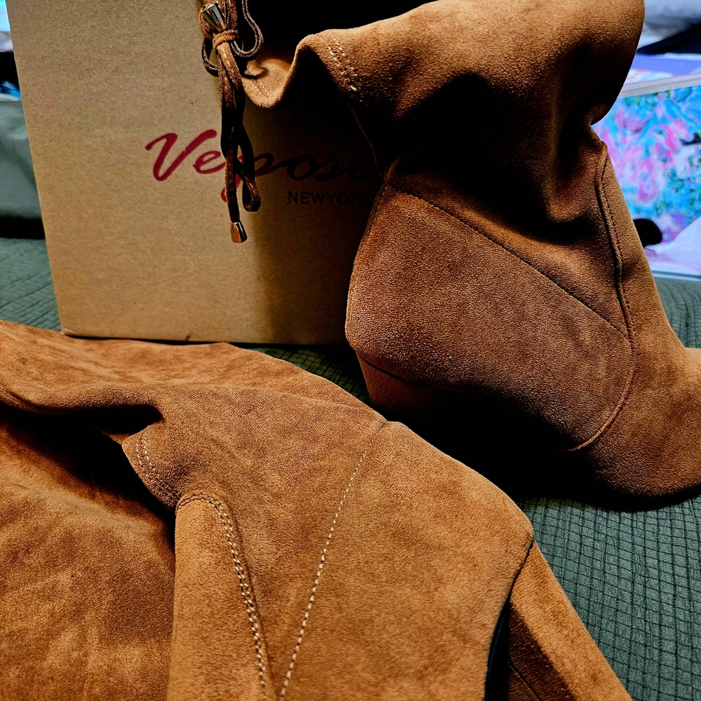 Vepose Women's Tan Suede Boots